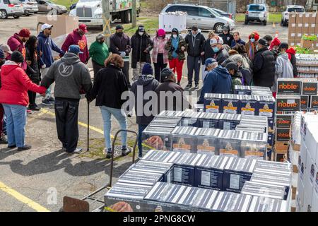 Inkster, Michigan, USA, 6. April 2023, Freiwillige beten vor der Womack Temple Church, bevor sie 500 Schinken für Ostern und andere Lebensmittel verteilen Stockfoto