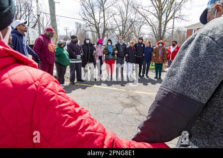 Inkster, Michigan, USA, 6. April 2023, Freiwillige beten vor der Womack Temple Church, bevor sie 500 Schinken für Ostern und andere Lebensmittel verteilen Stockfoto