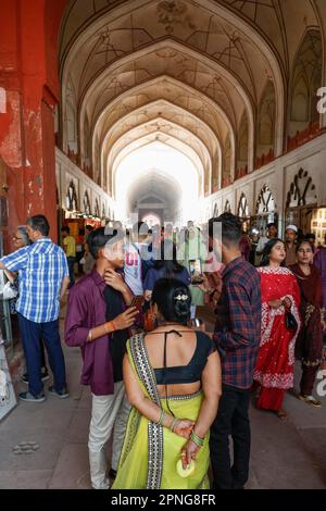 Die Leute kaufen auf dem Chhatta Chowk Basar im Roten Fort, Delhi, Indien ein Stockfoto