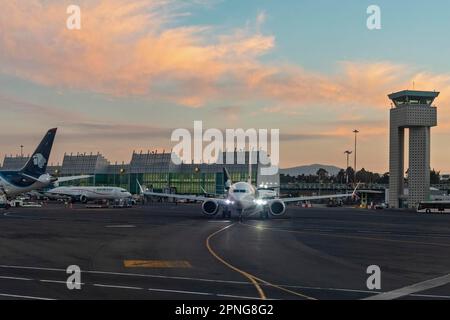Mexico City, Mexiko, AeroMexico Jets am Boden am Mexico City International Airport (Aeropuerto Internacional Benito Juarez) Stockfoto