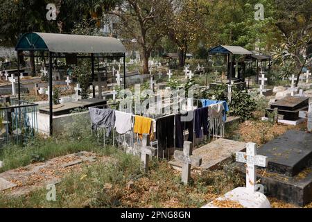 Wäschetrocknung in der Sonne auf einem Grab auf dem indischen christlichen Friedhof, Paharganj, Neu-Delhi, Indien Stockfoto