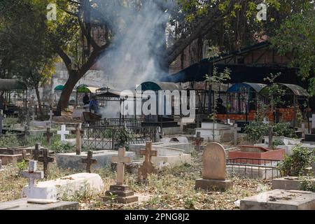 Müll wird auf dem indischen christlichen Friedhof in Paharganj, Neu-Delhi, Indien verbrannt Stockfoto