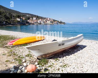 Boote am Strand in der Nähe des Fischerdorfes Valun, der Insel Cres, der Adria, der Kvarner-Bucht, Kroatien Stockfoto