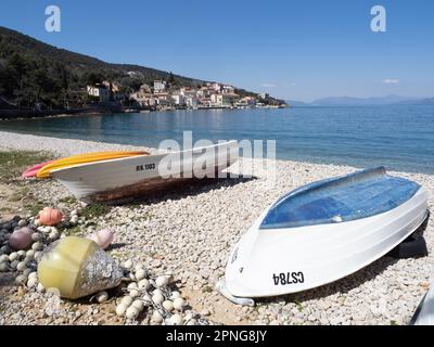 Boote am Strand in der Nähe des Fischerdorfes Valun, der Insel Cres, der Adria, der Kvarner-Bucht, Kroatien Stockfoto