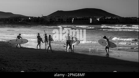 Schwarzweißfotografie, Surfer am Strand, Playa Famara, Lanzarote, Kanarische Inseln, Spanien Stockfoto