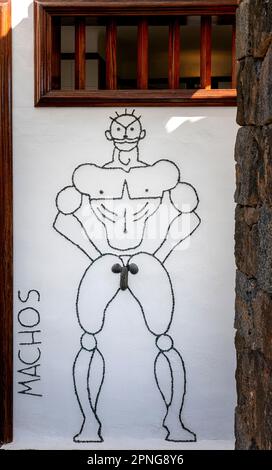 Kunstvoll gestaltetes Schild auf der Herrentoilette, Jardin de Cactus, Cesar Manrique, Lanzarote, Kanarische Inseln, Spanien Stockfoto