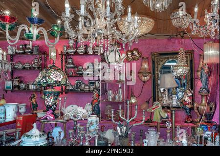 Kristallleuchter und Bric-A-brac, Auer Dult, München, Bayern, Deutschland Stockfoto