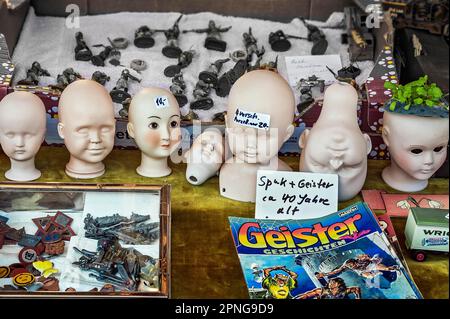 Puppenköpfe und Bric-A-brac, Auer Dult, München, Bayern, Deutschland Stockfoto