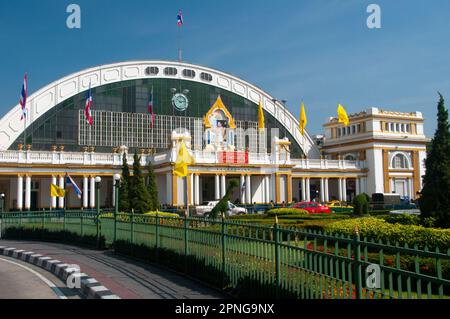 Thailand: Hualamphong (Hua Lamphong) Bahnhof in Bangkok. Der Bahnhof wurde 1916 eröffnet und im italienischen Neorenaissance-Stil erbaut. Die Vorderseite des Bahnhofs wurde vom italienischen Architekten Mario Tamagno (1877 - 1941) entworfen. Stockfoto