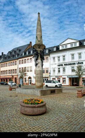 Marktbrunnen und Denkmal für die Gefallenen des 1. Weltkriegs Rochlitz, Markt, Rochlitz, Sachsen, Deutschland Stockfoto