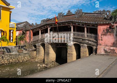 Vietnam: Die Japanische Überdachte Brücke, Hoi An. Die japanische überdachte Brücke ist ein Symbol von Hoi an und seiner reichen Kaufmannsgeschichte. Die Brücke wurde 1593 von der japanischen Handelsgemeinschaft gebaut, um sie mit dem chinesischen Viertel weiter östlich zu verbinden. Die kleine aber historische Stadt Hoi an liegt am Fluss Thu Bon, 30km km (18 Meilen) südlich von Danang. Während der Zeit der Nguyen-Herrscher (1558 - 1777) und sogar unter den ersten Nguyen-Kaisern war Hoi an - damals bekannt als Faifo - ein wichtiger Hafen, der regelmäßig von Europa und dem ganzen Osten aus besucht wurde. Stockfoto