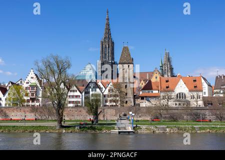 Donau- und Donaupromenade mit Ulmer Stadtmauer und Ulmer Kathedrale dahinter, das Fischerviertel, die Spitze der Stadtbibliothek, das Rathaus Stockfoto