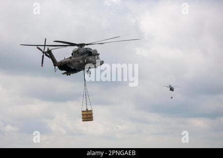 Zwei Bundeswehr-Hubschrauber mit Feuerlöschtank 5000 Liter, Aepfingen, Baden-Württemberg, Deutschland Stockfoto