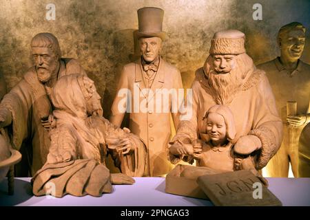 Historische Menschenfiguren aus Marzipan, Niederegger Marzipan Museum, Lübeck, Schleswig-Holstein, Deutschland Stockfoto