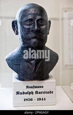 Büste von Rudolph Karstadt, Unternehmer von Kaufhäusern, Flagship Store von Karstadt, Wismar, Mecklenburg-Vorpommern, Deutschland Stockfoto