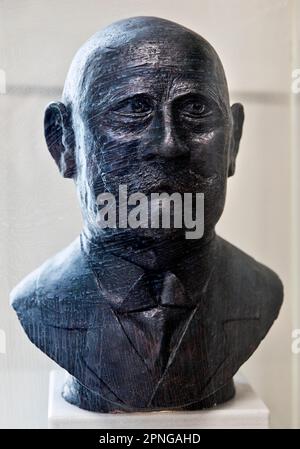 Büste von Rudolph Karstadt, Unternehmer von Kaufhäusern, Flagship Store von Karstadt, Wismar, Mecklenburg-Vorpommern, Deutschland Stockfoto