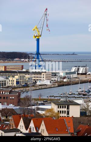 Stadtpanorama mit Kran in Westhafen, Hansestadt Wismar, Mecklenburg-Vorpommern, Deutschland Stockfoto