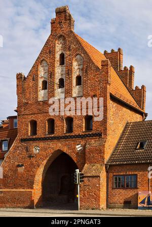 Wassertor, Backsteintor im gotischen Stil, Hansestadt Wismar, Mecklenburg-Vorpommern, Deutschland Stockfoto