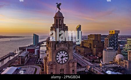 Aktenfoto vom 18. Dezember 03/2021 des Sonnenuntergangs hinter dem Royal Liver Building in Liverpool. Polizeichefs haben die Öffentlichkeit dringend aufgefordert, wachsam gegen Terrorismus und andere Verbrechen zu bleiben, da Tausende Besucher sich auf den Eurovision Song Contest in Liverpool vorbereiten. Ausgabedatum: Mittwoch, 19. April 2023. Stockfoto