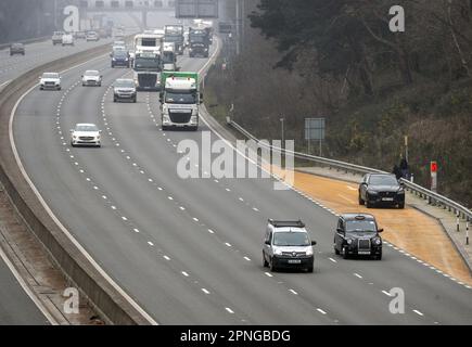 Datei Foto vom 02/03/21 eines Notliegegebiets auf der intelligenten Autobahn M3 nahe Camberley in Surrey, da fast sieben von 10 Fahrern trotz Regierungseinwänden über Unterbrechungen und Kosten die harte Schulter auf intelligenten Autobahnen wieder einsetzen wollen, deuten neue Studien darauf hin. Stockfoto