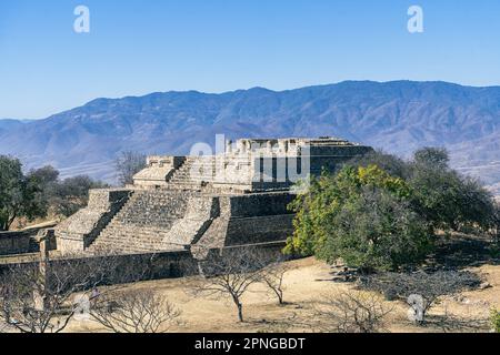 Monte Albán, eine große präkolumbianische archäologische Stätte in der Nähe von Oaxaca Mexico mit Bergkulisse und klarem blauen Himmel Stockfoto