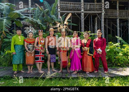 Kuching, Sarawak - 13. Mai 2022: Traditionelle Tänzerin im Dorf Sarawak, Kultur und Tradition Stockfoto