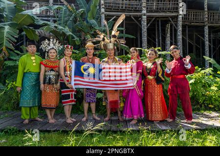 Kuching, Sarawak - 13. Mai 2022: Traditionelle Tänzerin im Dorf Sarawak, Kultur und Tradition Stockfoto