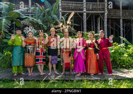 Kuching, Sarawak - 13. Mai 2022: Traditionelle Tänzerin im Dorf Sarawak, Kultur und Tradition Stockfoto