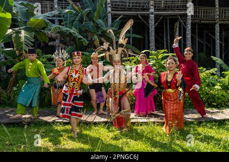 Kuching, Sarawak - 13. Mai 2022: Traditionelle Tänzerin im Dorf Sarawak, Kultur und Tradition Stockfoto