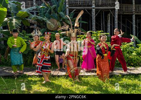 Kuching, Sarawak - 13. Mai 2022: Traditionelle Tänzerin im Dorf Sarawak, Kultur und Tradition Stockfoto