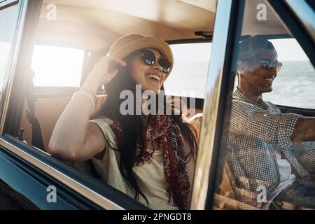 Sommerzeit ist Abenteuerzeit. Ein junges Paar, das einen Roadtrip entlang der Küste genießt. Stockfoto