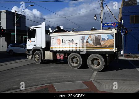 Neben einem Lantrak-Truck, einem Mercedes-Benz Actros 2644, der an einer Kreuzung in Melbournes Vororten abbiegt Stockfoto