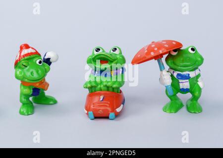 Tjumen, Russland-15. Februar 2023: Kinder Surprise Toy Frösche. Sammlung von netteren Überraschungsspielzeugen. Stockfoto