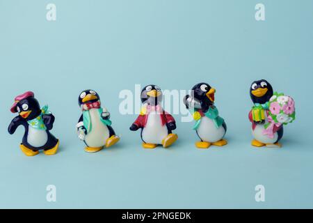 Tjumen, Russland-15. Februar 2023: Kinder Surprise Toy Pinguins. Hergestellt von Italian Ferrero. Nahaufnahme Stockfoto
