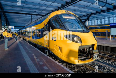 ROTTERDAM - die Intercity New Generation (ICNG) kommt vom Amsterdamer Zentrum am Rotterdamer Zentrum an. Der Zug ist auch für die Hochgeschwindigkeitsstrecke und die belgische Bahn geeignet. Anp MARCO DE SWART niederlande raus - belgien raus Stockfoto