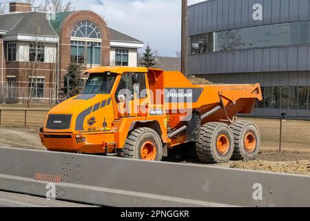 Calgary, Alberta, Kanada. 18. April 2023. Ein knickgelenkter Kipplaster Doosan da 30-5. Stockfoto