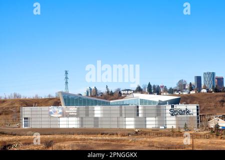 Calgary, Alberta, Kanada. 18. April 2023. Das TELUS Spark Science Centre mit der Innenstadt von Calgary im Hintergrund. Stockfoto