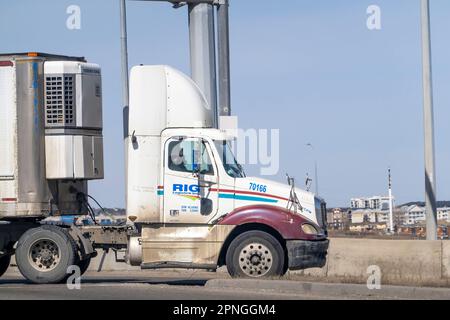 Calgary, Alberta, Kanada. 18. April 2023. Ein Anhänger Fracht Rig Logistics, ein privater Kapitalträger. Stockfoto