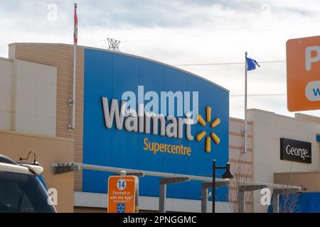 Calgary, Alberta, Kanada. 18. April 2023. Ein Walmart-Schild auf einem Geschäft. Stockfoto