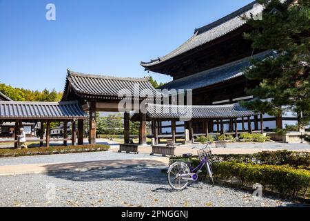 Kyoto Japan 2023. April, großer Zen-Tempel Tofuku-ji-Tempel ein buddhistischer japanischer Tempel, einer der fünf großen Tempel von Kyoto, Japan Stockfoto