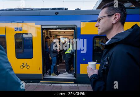 ROTTERDAM - die Intercity New Generation (ICNG) im Zentrum von Rotterdam. Der Zug ist auch für die Hochgeschwindigkeitsstrecke und die belgische Bahn geeignet. Anp MARCO DE SWART niederlande raus - belgien raus Stockfoto