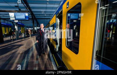 ROTTERDAM - die Intercity New Generation (ICNG) im Zentrum von Rotterdam. Der Zug ist auch für die Hochgeschwindigkeitsstrecke und die belgische Bahn geeignet. Anp MARCO DE SWART niederlande raus - belgien raus Stockfoto