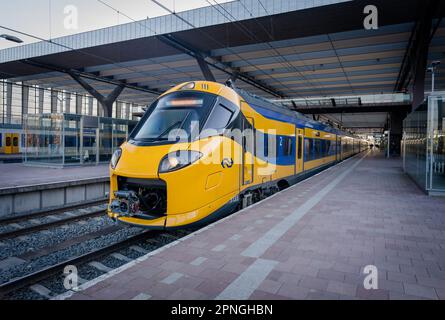 ROTTERDAM - die Intercity New Generation (ICNG) im Zentrum von Rotterdam. Der Zug ist auch für die Hochgeschwindigkeitsstrecke und die belgische Bahn geeignet. Anp MARCO DE SWART niederlande raus - belgien raus Stockfoto