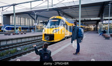 ROTTERDAM - die Intercity New Generation (ICNG) fährt von Rotterdam Central nach Amsterdam Central. Der Zug ist auch für die Hochgeschwindigkeitsstrecke und die belgische Bahn geeignet. Anp MARCO DE SWART niederlande raus - belgien raus Stockfoto