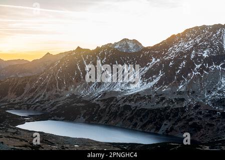 Dolina Pieciu Stawow Polskich mit Seen und Gipfeln in den Tatra-Bergen - Blick von Gladka Przelecz auf polnisch-slowakische Grenzen Stockfoto