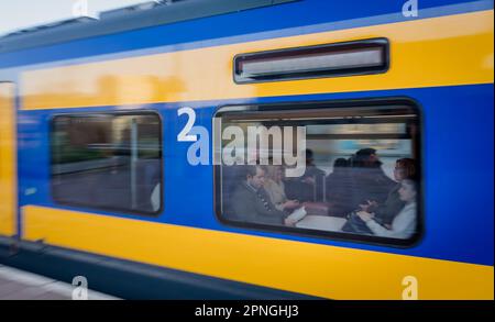 ROTTERDAM - die Intercity New Generation (ICNG) fährt von Rotterdam Central nach Amsterdam Central. Der Zug ist auch für die Hochgeschwindigkeitsstrecke und die belgische Bahn geeignet. Anp MARCO DE SWART niederlande raus - belgien raus Stockfoto