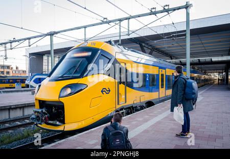 ROTTERDAM - die Intercity New Generation (ICNG) fährt von Rotterdam Central nach Amsterdam Central. Der Zug ist auch für die Hochgeschwindigkeitsstrecke und die belgische Bahn geeignet. Anp MARCO DE SWART niederlande raus - belgien raus Stockfoto
