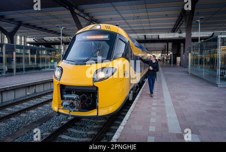 ROTTERDAM - die Intercity New Generation (ICNG) fährt von Rotterdam Central nach Amsterdam Central. Der Zug ist auch für die Hochgeschwindigkeitsstrecke und die belgische Bahn geeignet. Anp MARCO DE SWART niederlande raus - belgien raus Stockfoto