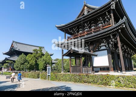 Kyoto Japan April 2023, Sanmon Gate am Tofukuji Tempel ist ein großer Zen Tempel im Südosten von Kyoto, der 1236 vom Fujiwara Clan gegründet wurde Stockfoto