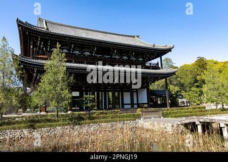 Kyoto Japan April 2023, San mon Gate am Tofukuji Tempel ist ein großer Zen Tempel im Südosten von Kyoto, der 1236 vom Fujiwara Clan gegründet wurde Stockfoto